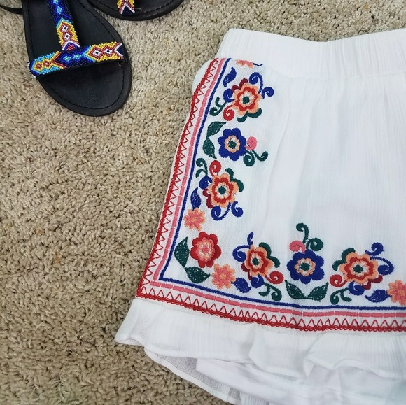 Chelsea & Violet Boho Embroidered Floral Short NWT - Picture 3 of 7